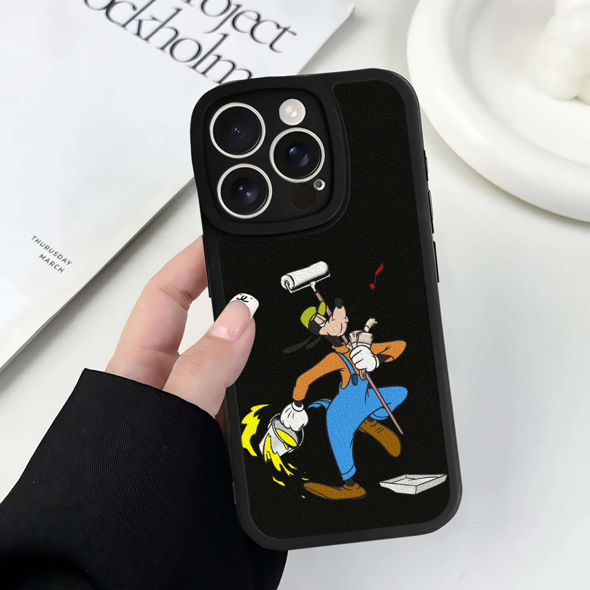 （画像用） ミッキーマウス Mickey Mouse 【iPhone 16シリーズ対応】シリコンスマホケース（レザー調） 材質：シリコン